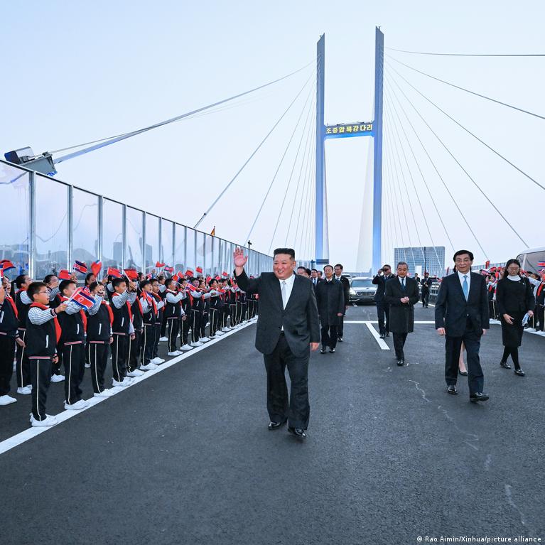 金正恩快闪丹东：新大桥背后的经济盘算与外交信号