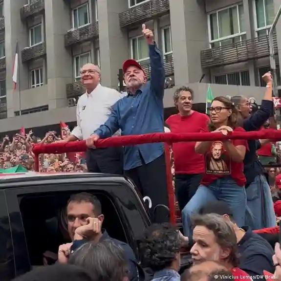 Lula da Silva celebra su triunfo con sus colaboradores sobre la avenida Paulista en Sao Paulo, Brasil. (25.10.2026)