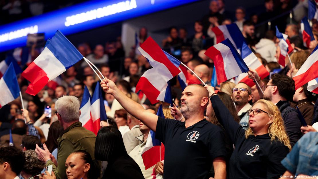 Frankreich Orléans 2026 | Anhänger mit Frankreich-Flaggen beim Wahlkampfauftakt von Marine Le Pen