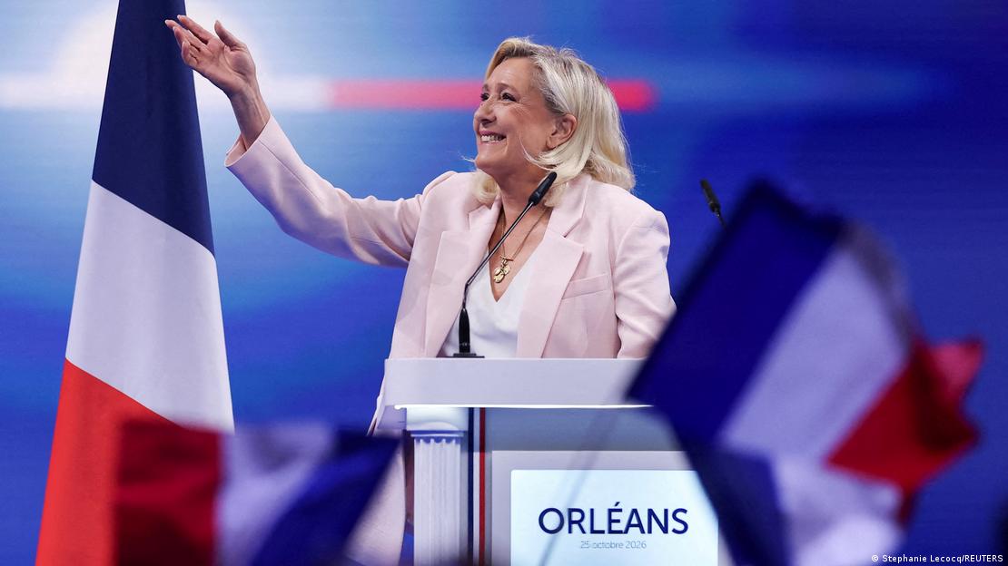 Aşırı sağcı Marine Le Pen, seçim kampanyası esnasında Fransız bayraklarının yer aldığı sahnede konuşma yaparken.