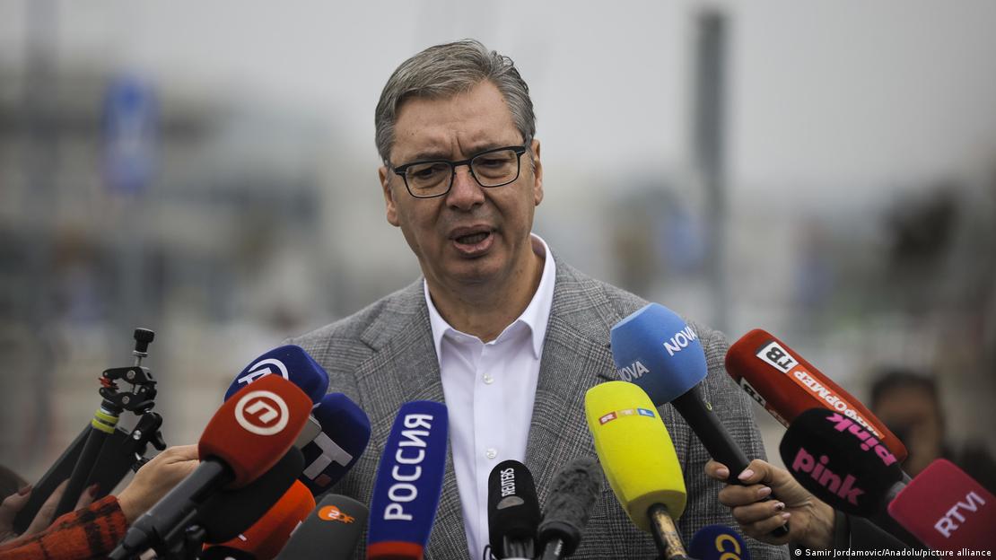 Ο Αλεξάνταρ Βούτσιτς δίνει δηλώσεις σε δημοσιογράφους