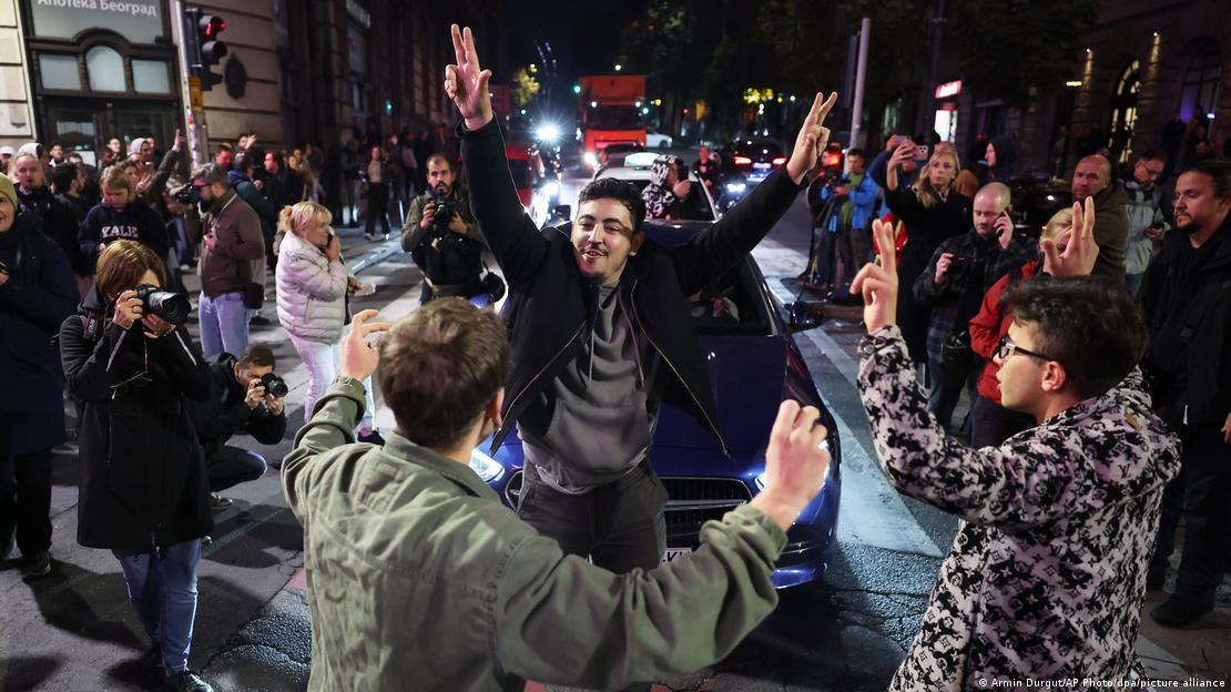 Νέοι γιορτάζουν στους δρόμους του Βελιγραδίου
