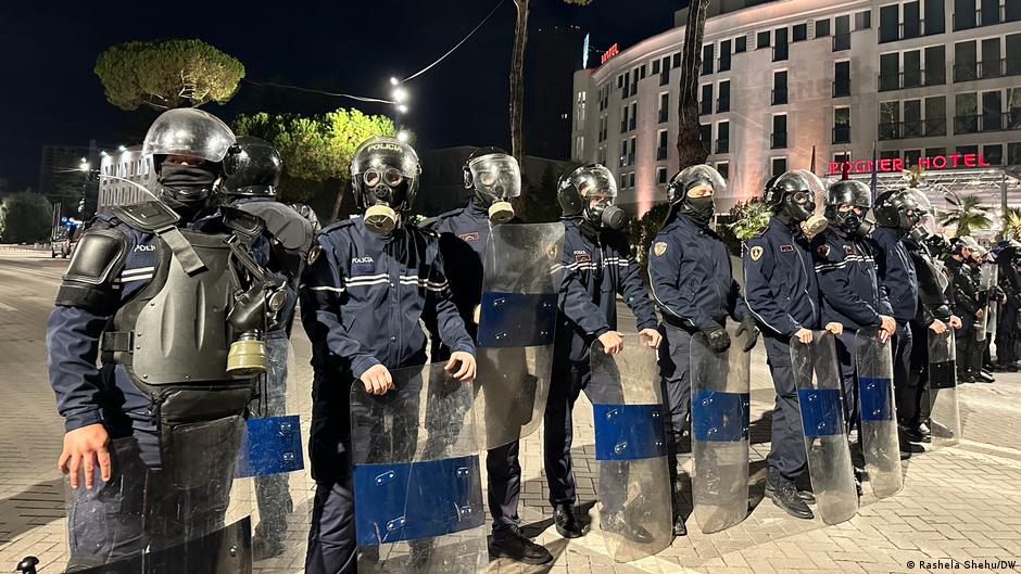 Tiranë  Policia pengesa medias  shoqërohen disa studentë gjatë protestës