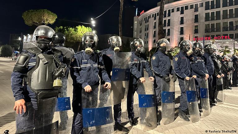 Metra 604 Tiranë: Policia largon reporterët nga protesta në bulevard