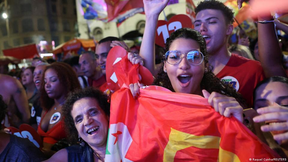 Seguidores de Lula da Silva celebran el resultado electoral en Río de Janeiro.