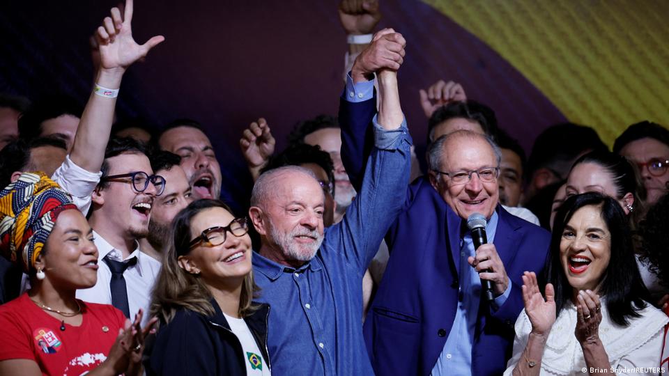 En la imagen aparece el presidente Lula da Silva su vicepresidente Geraldo Alckmin y un grupo de seguidores.