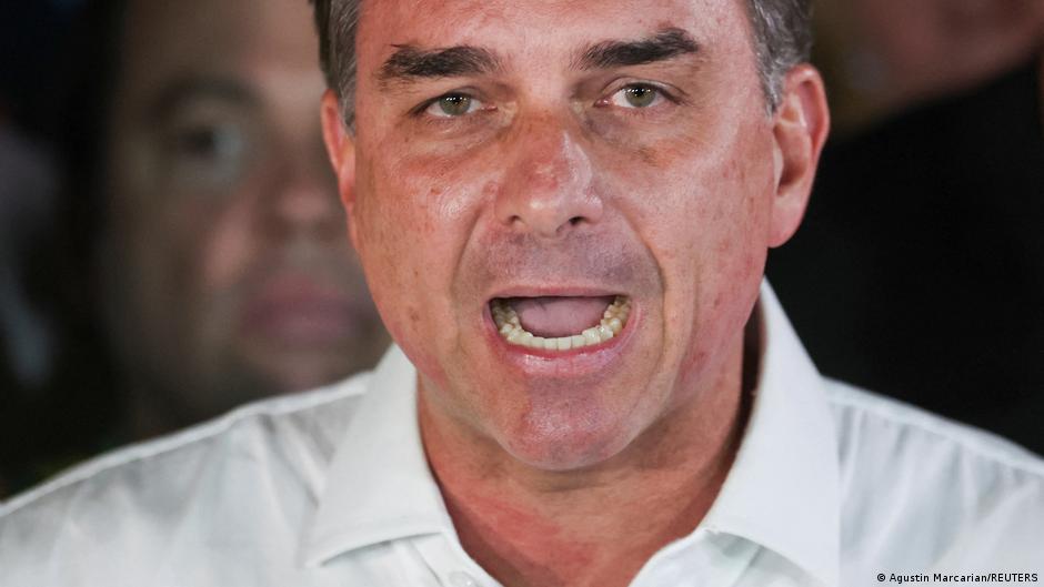 Flávio Bolsonaro dice que la justicia le prohibió salir de Brasil