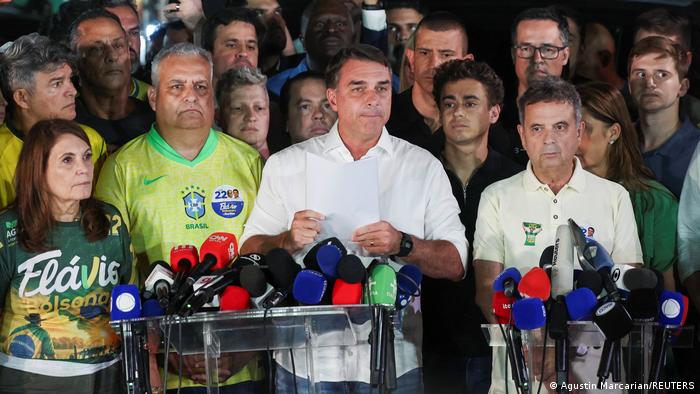 De ‘presidente a eleito’ a ‘líder’, carta de Flávio teve 3 versões; entenda