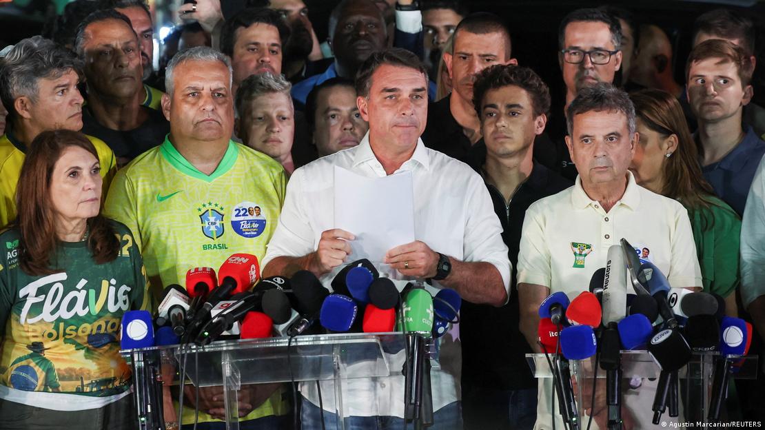 Flanqueado por su equipo de campaña, Bolsonaro habla a medios de prensa tras conocerse su derrota electoral. (25.10.2026)