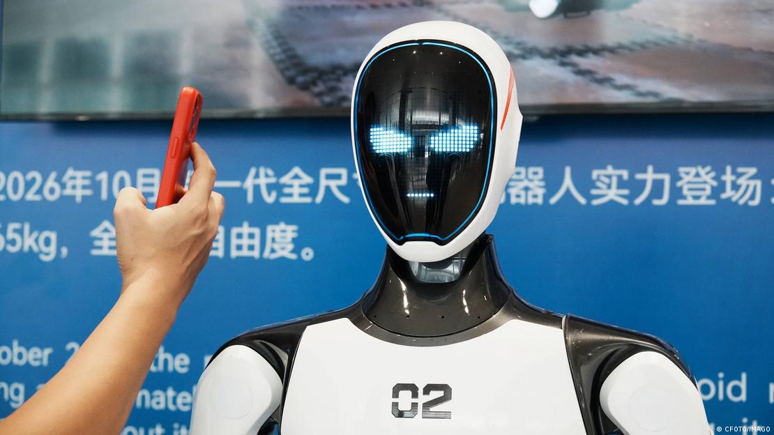 El robot humanoide H2-X de Unitree está pensado para tareas de seguridad y emergencias.