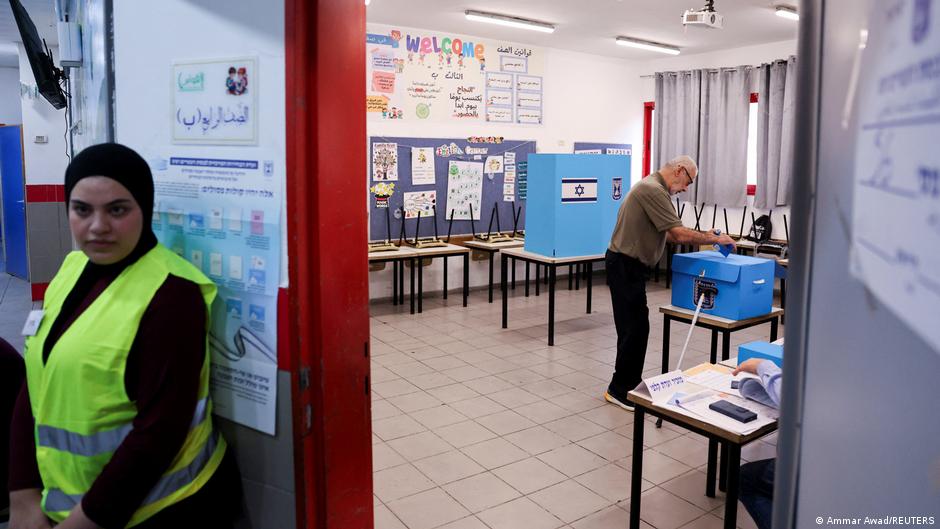 Israel abre las urnas en unas elecciones clave para el primer ministro Benjamín Netanyahu