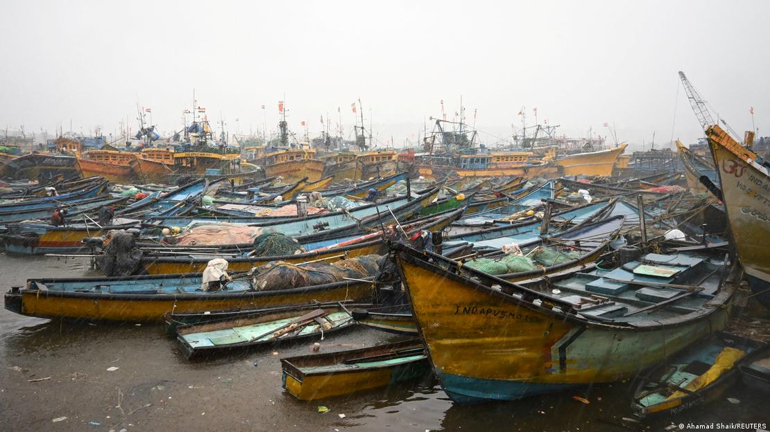 Embarcaciones atracadas a lo largo del puerto en medio de la lluvia y las ráfagas de viento ante la llegada del ciclón Arnab, en Visakhapatnam, Andhra Pradesh, India. (27.10.2028) Embarcaciones atracadas a lo largo del puerto en medio de la lluvia y las ráfagas de viento ante la llegada del ciclón Arnab, en Visakhapatnam, Andhra Pradesh, India. (27.10.2028)