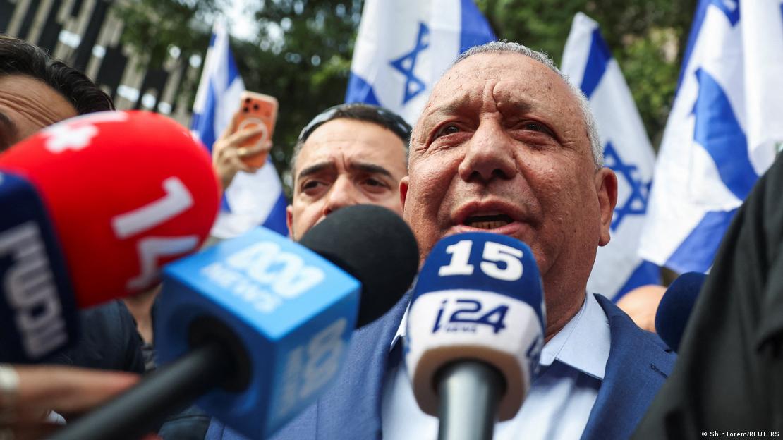 Elecciones parlamentarias en Israel 2026 | Gadi Eisenkot habla a los medios tras emitir su voto en Herzliya. Elecciones parlamentarias en Israel 2026 | Gadi Eisenkot habla a los medios tras emitir su voto en Herzliya.
