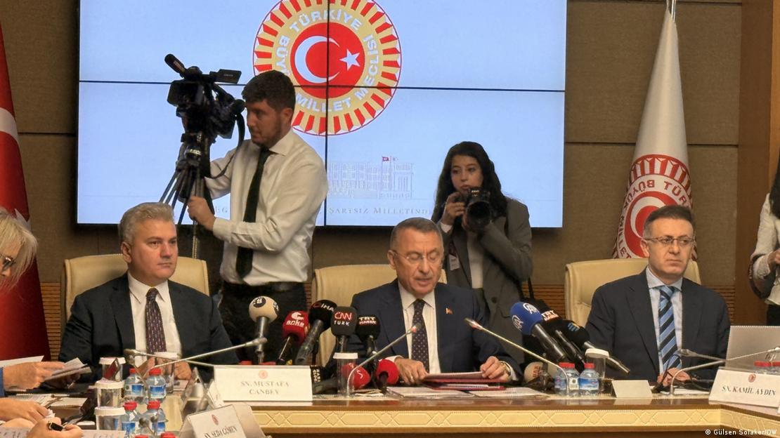 TBMM Dışişleri Komisyonu Başkanı Fuat Oktay, Mekke Anlaşması'na ilişkin konuşma yaparken