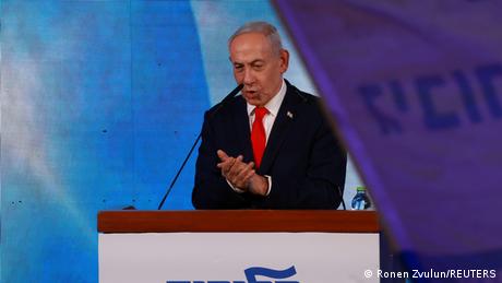 Die Partei des israelischen Ministerpräsidenten Netanjahu liegt bei der Wahl in Israel vorn, seine Koalition hat aber keine Mehrheit mehr.