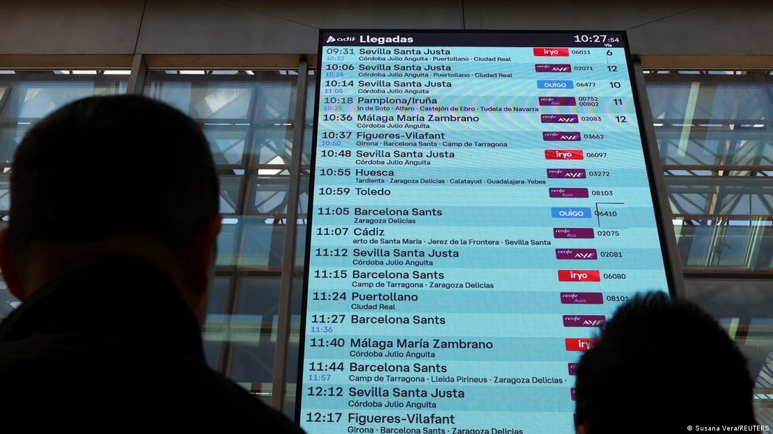 España, Madrid 2026 | Panel informativo sobre una colisión de trenes en la línea de alta velocidad España, Madrid 2026 | Panel informativo sobre una colisión de trenes en la línea de alta velocidad