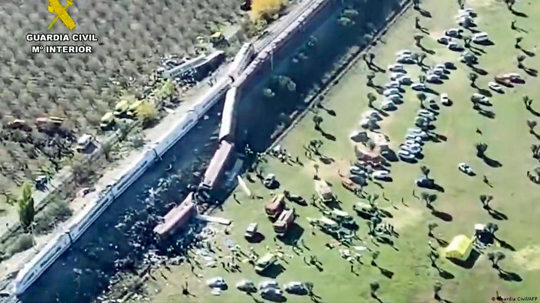 Numerosos vehículos de emergencias y ambulancias junto al tren descarrilado. Numerosos vehículos de emergencias y ambulancias junto al tren descarrilado.