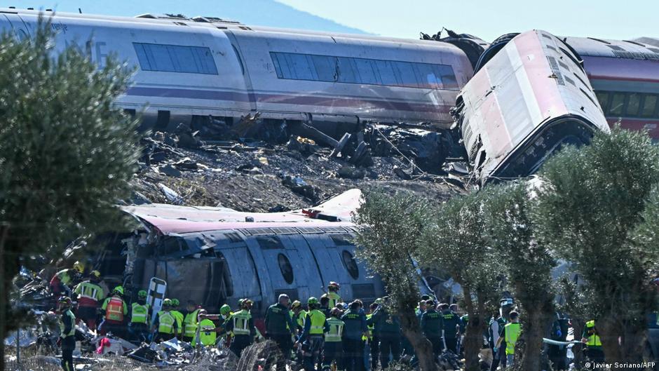 西班牙高铁再酿惨剧 追尾脱轨至少64人遇难