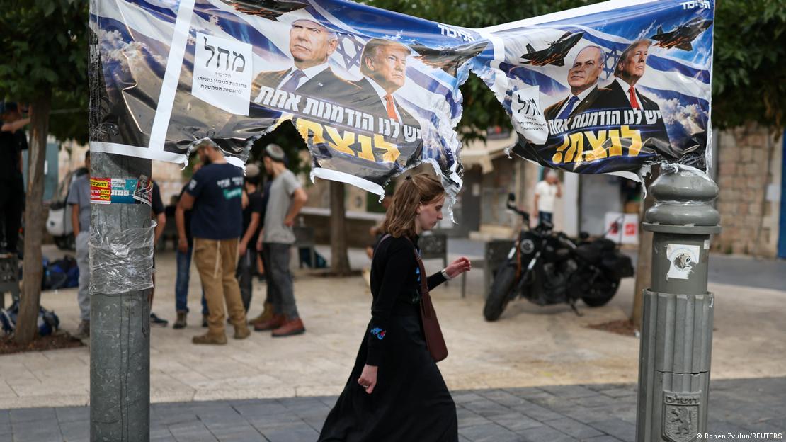 Ο Bενιαμίν Νετανιάχου μαζί με τον Ντόναλντ Τραμπ σε προεκλογική αφίσα στην Ιερουσαλήμ. 