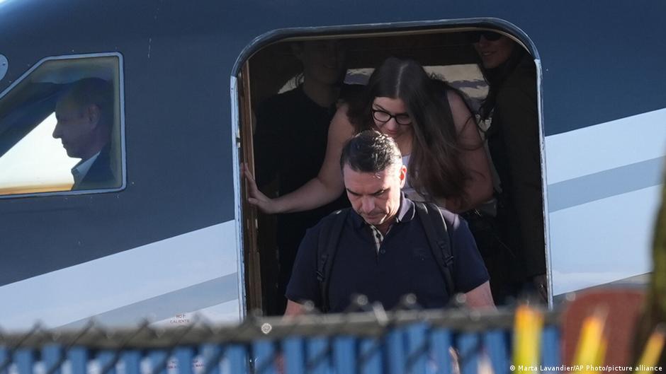 Flávio Bolsonaro desembarca em Miami após fugir do Brasil para os EUA