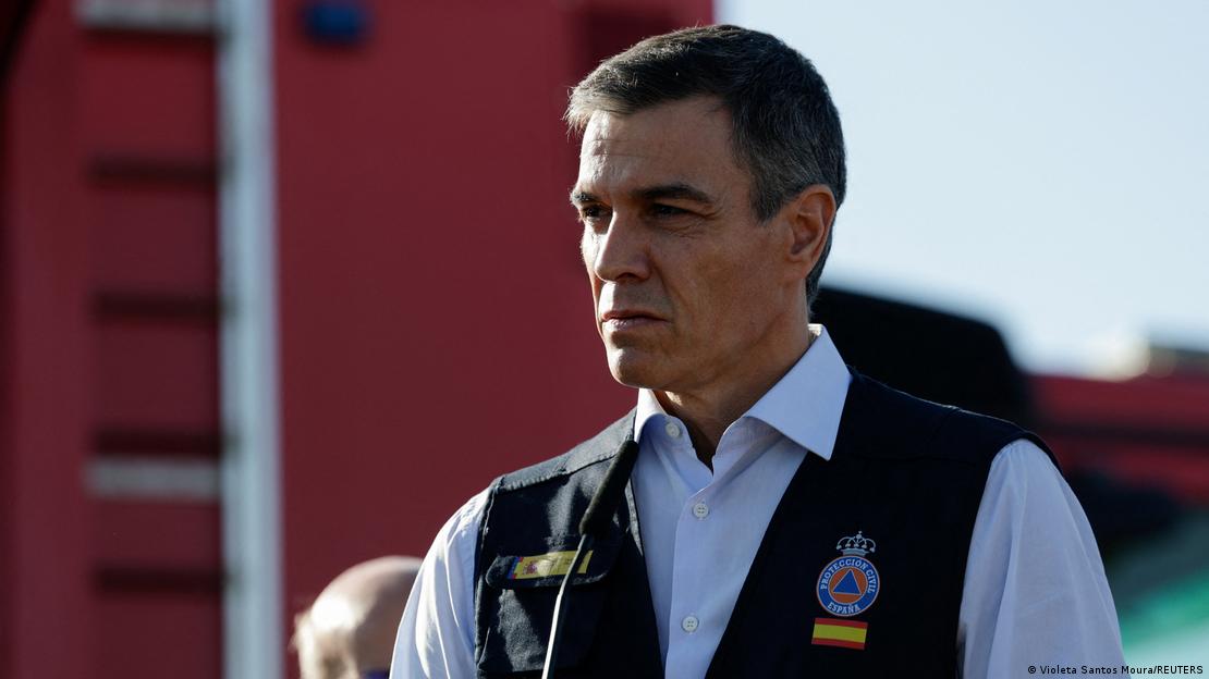 Pedro Sánchez se dirige a los servicios de rescate en el puesto de mando establecido para coordinar los trabajos. Pedro Sánchez se dirige a los servicios de rescate en el puesto de mando establecido para coordinar los trabajos.