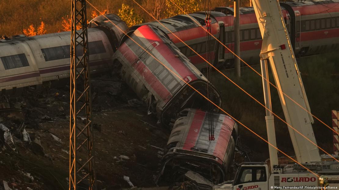 España, Urda 2026 | Accidente ferroviario | Grúas levantan vagones destrozados; búsqueda de víctimas España, Urda 2026 | Accidente ferroviario | Grúas levantan vagones destrozados; búsqueda de víctimas