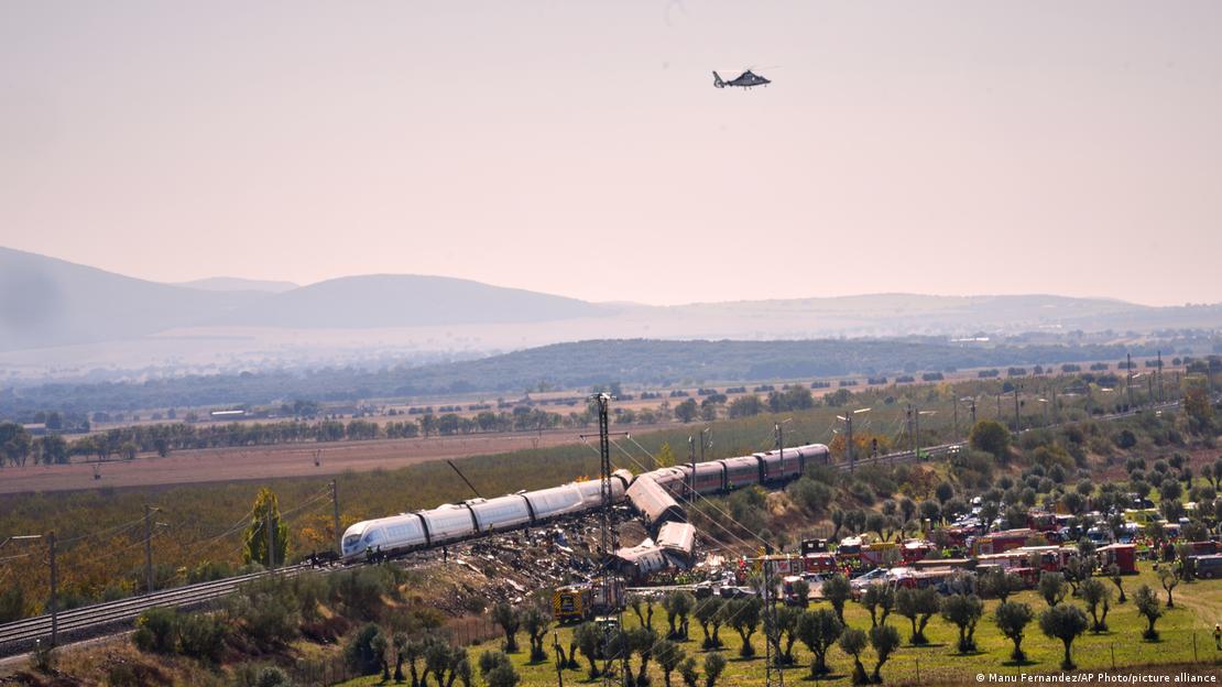 España, Urda 2026 | Equipos de rescate en el lugar del accidente tras la colisión de dos trenes. Un helicóptero en el aire. España, Urda 2026 | Equipos de rescate en el lugar del accidente tras la colisión de dos trenes. Un helicóptero en el aire.
