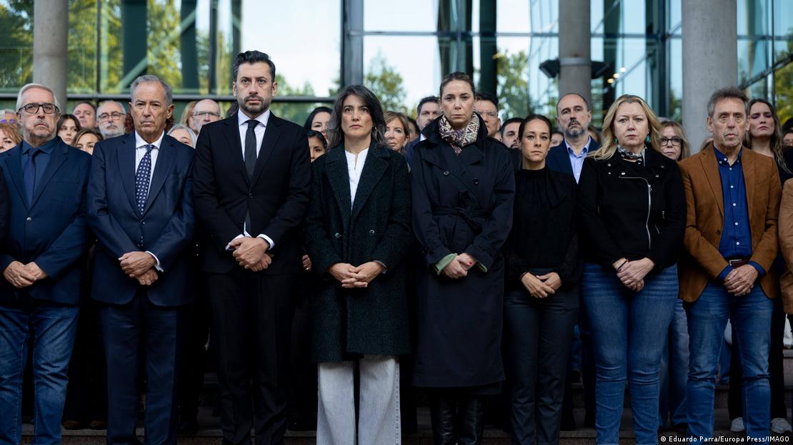 Tren kazasında hayatını kaybedenler anısına parlamento binası önünde bir dakikalık saygı duruşunda bulunan Madrid Bölge Parlamentosu üyeleri