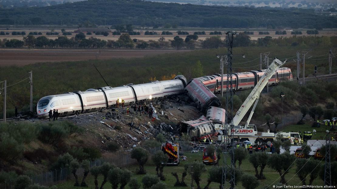 Madrid ile Endülüs bölgesini birbirine bağlayan hızlı tren hattında meydana gelen kaza sonucu raydan çıkan vagonlar ve kaza mahalli görülüyor