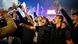 Numerosas personas celebran la victoria de la Lista de Estudiantes en las elecciones parlamentarias, después de que Aleksandar Vucic reconociera su derrota, en la plaza Slavija de Belgrado, Serbia, el 26 de octubre de 2026.