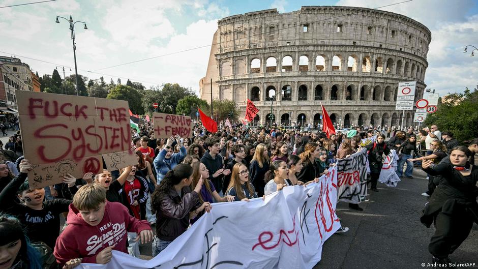 Italy: Students and workers rally over living costs
