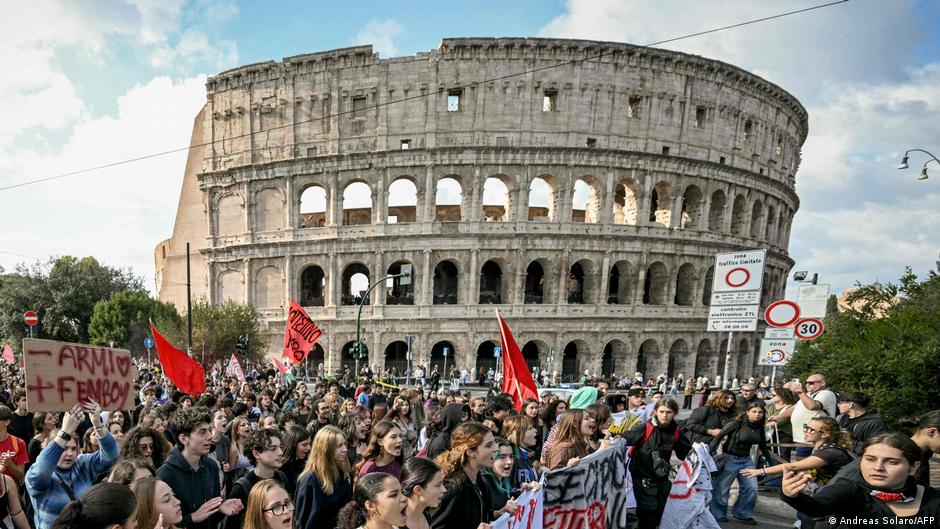 Italy: Students and workers rally over living costs