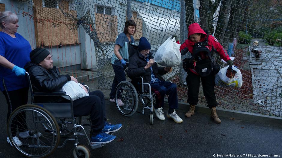 Ukraine: Oleshky residents evacuate war-ravaged city