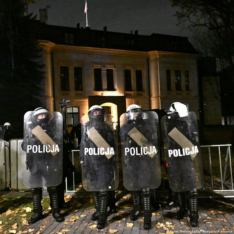 宫斗还是政变？警方包围波兰宪法法院大楼