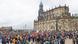Muitas pessoas protestam em frente ao Dresdner Theaterplatz