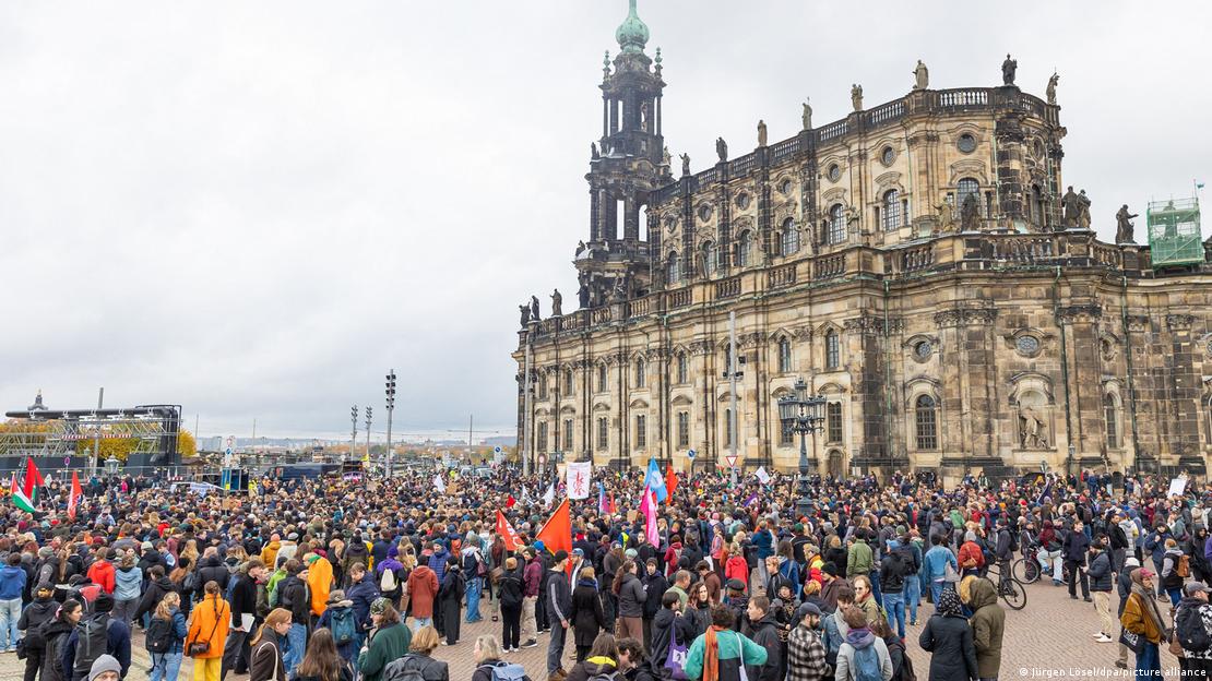 Muitas pessoas protestam em frente ao Dresdner Theaterplatz