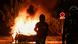 Carro incendiado em Paris