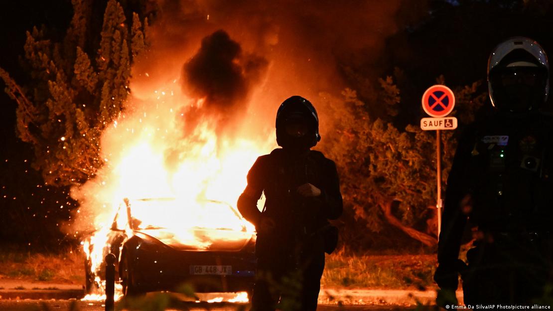 Carro incendiado em Paris