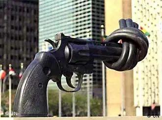 纽约联合国总部门前的著名雕像－被打结的手枪