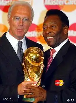 Franz Beckenbauer und der Brasilianer Pele mit der WM-Trophäe der FIFA.