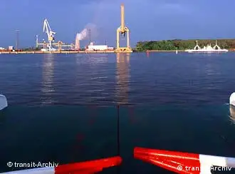 Rostock Hafenanlage mit Regenbogen