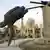 Statuia dictatorului Saddam Hussein a fost doborâtă la 9 aprilie 2003
