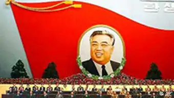 Nordkorea: Feier anläßlich des Geburtstages von Präsident Kim II Sung, Flagge, Symbol