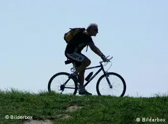Silhouette eines Radfahrers mit Fahrradhelm