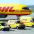 Avión y vehículos de DHL.
