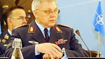 General Harald Kujat vor der NATO Sitzung