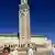 Leute passieren die König Hassan Moschee in Casablanca (Quelle: AP)