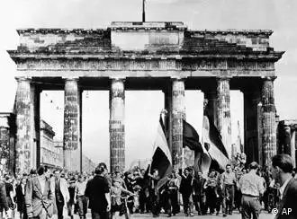 东德起义工人穿过勃兰登堡门涌向西部占领区