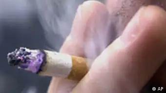 Raucher raucht Zigarette - Weltnichtrauchertag
