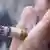 Brennende Zigarette zwischen den Fingern eines Mannes (Foto: AP)